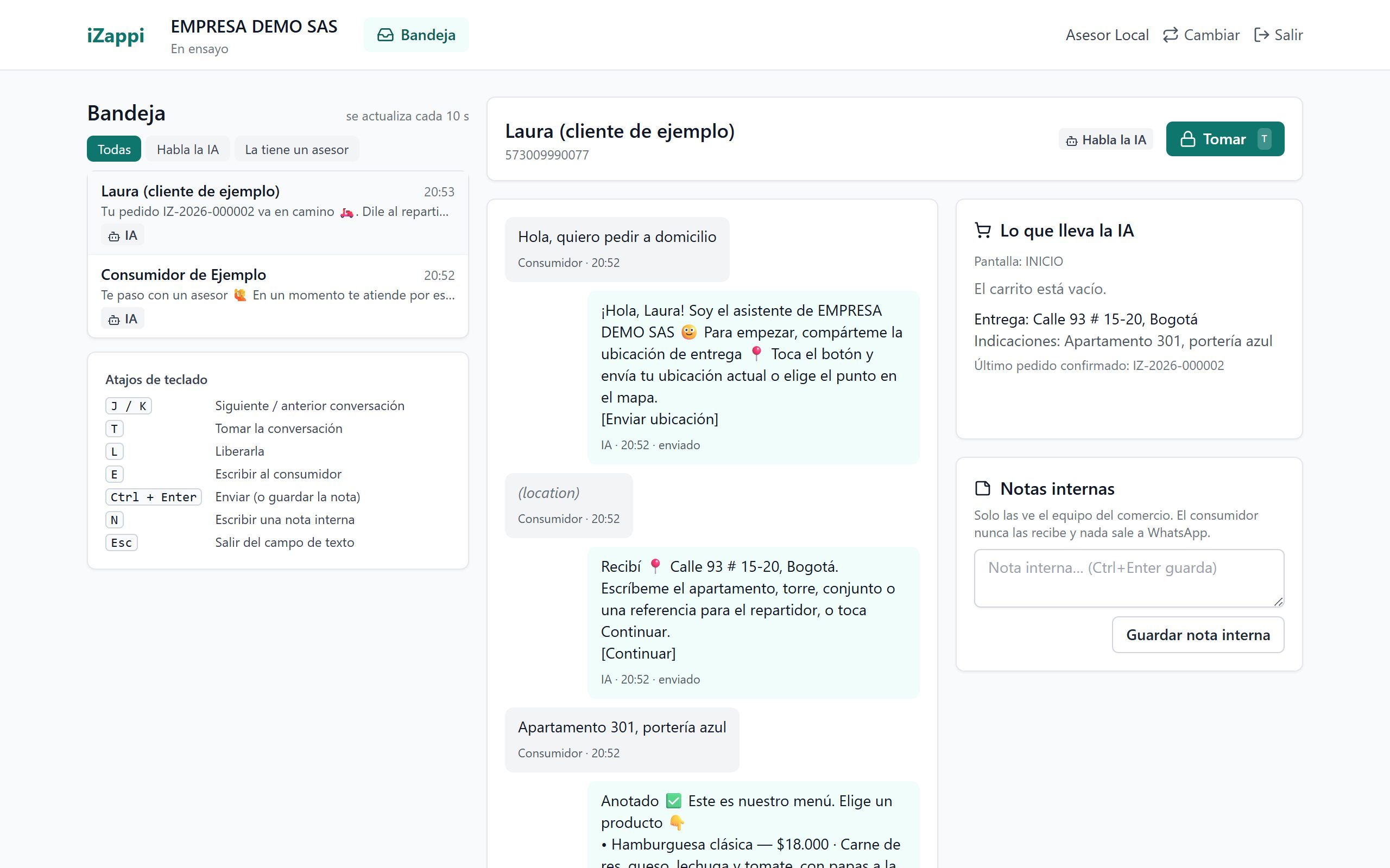 Bandeja del asesor: la lista de conversaciones, la conversación con el cliente y el botón para tomarla